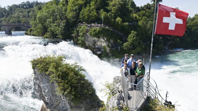 Le Conseil fédéral est en course d'école aux Chutes du Rhin. [Keystone - Gaetan Bally]