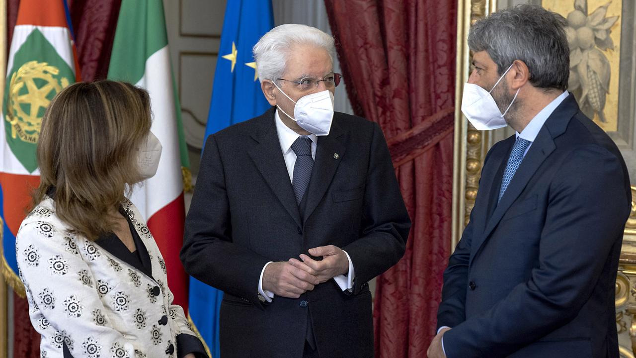Le président italien Sergio Mattarella (au centre) en discussion avec la présidente du Sénat Elisabetta Casellati et le président du Parlement Roberto Fico. [AFP - Photo officielle]