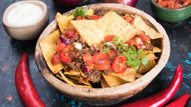 Une assiette de nachos à la viande, spécialité culinaire mexicaine. [Depositphotos - igordutina]