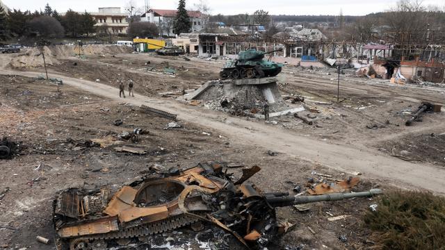 Des chars d'assaut russes détruits dans la ville de Trostyanets, à l'est de la capitale Kiev, le 28 mars 2022 en Ukraine. [AP/Keystone - Efrem Lukatsky]