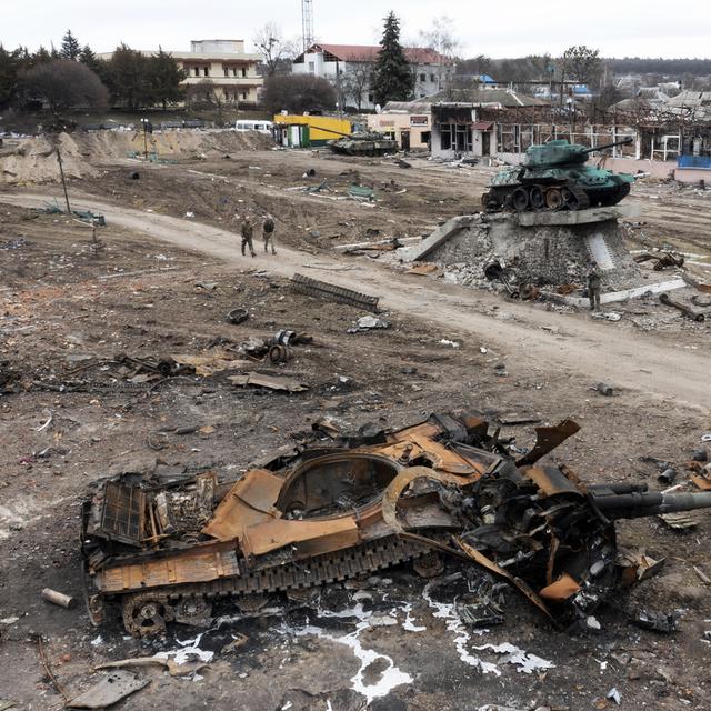 Des chars d'assaut russes détruits dans la ville de Trostyanets, à l'est de la capitale Kiev, le 28 mars 2022 en Ukraine. [AP/Keystone - Efrem Lukatsky]