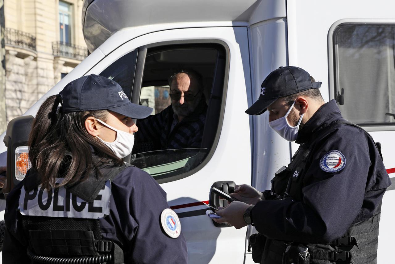 Les policiers procèdent à des verbalisations pour "participation à une manifestation non-autorisée". [Keystone - AP Photo/Adrienne Surprenant]