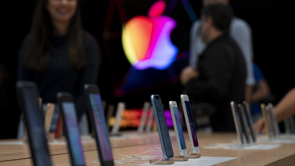 La majorité des employés d'un Apple Store américain a voté en faveur de la création d'un syndicat, une première pour le géant des technologies. [afp - Johannes Eisele]
