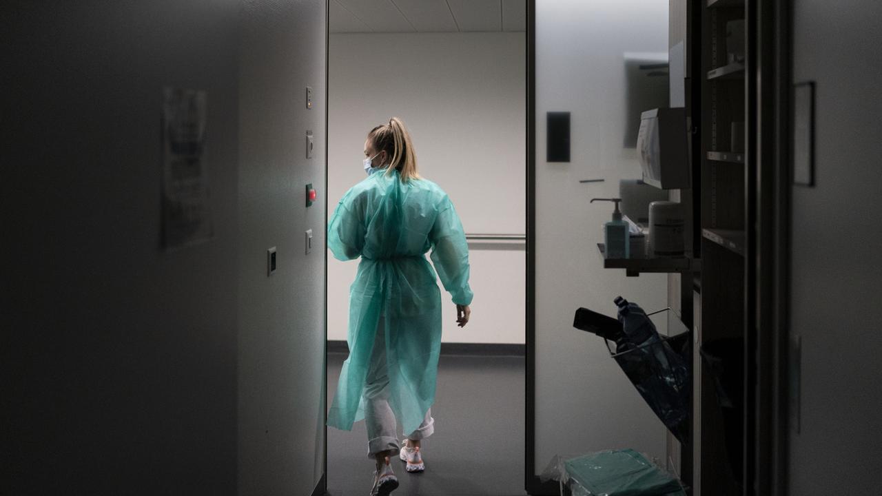 Le secteur de la santé suisse est menacé par une "aggravation impitoyable" de la pénurie de personnel d'ici à 2040. Image d'illustration d'une infirmière du CHUV dans le canton de Vaud. [KEYSTONE - Gaetan Bally]