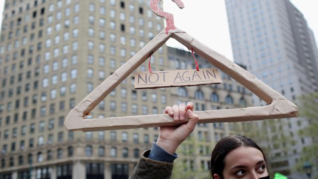 Une femme manifeste pour le droit à l'avortement à New-York le 3 mai 2022. [Reuters - Yana Paskova]