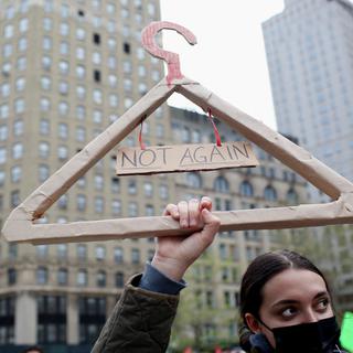 Une femme manifeste pour le droit à l'avortement à New-York le 3 mai 2022. [Reuters - Yana Paskova]