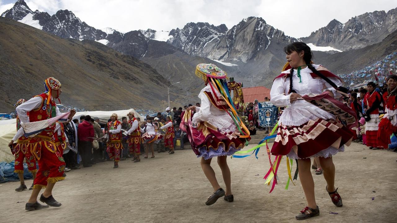 Des danseurs péruviens performent durant le festival appelé Qoyllur Rit'i en quechua, sur la montagne Qullqip'unqu. [AP Photo/Keystone - Rodrigo Abd]