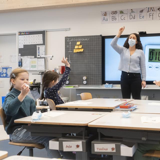 Dès lundi, les élèves neuchâtelois, valaisans, fribourgeois et vaudois âgés de moins de 12 ans n'auront plus à porter le masque à l'école. [Keystone - Ennio Leanza]