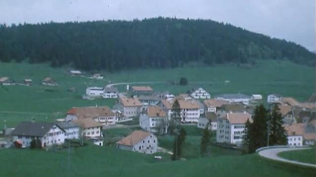 Le village d'Attalens en 1982. [RTS]