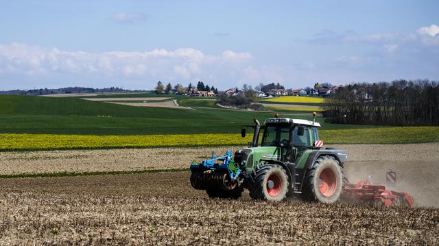 Un tracteur dans la campagne vaudoise en avril 2021. [Keystone - Jean-Christophe Bott]