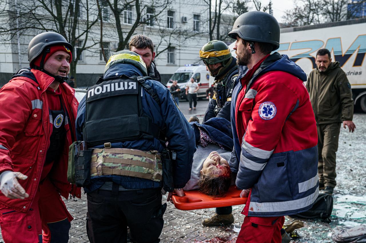 Une femme blessée après un bombardement à Kherson le 24 décembre. [AFP - Dimitar Dilkoff]