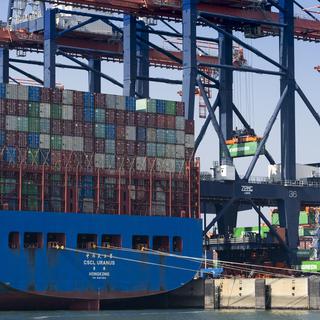 Des conteneurs sont transportés dans le port de Rotterdam, aux Pays-Bas, mercredi 23 mars 2022. [AP Photo/KEYSTONE - Peter Dejong]