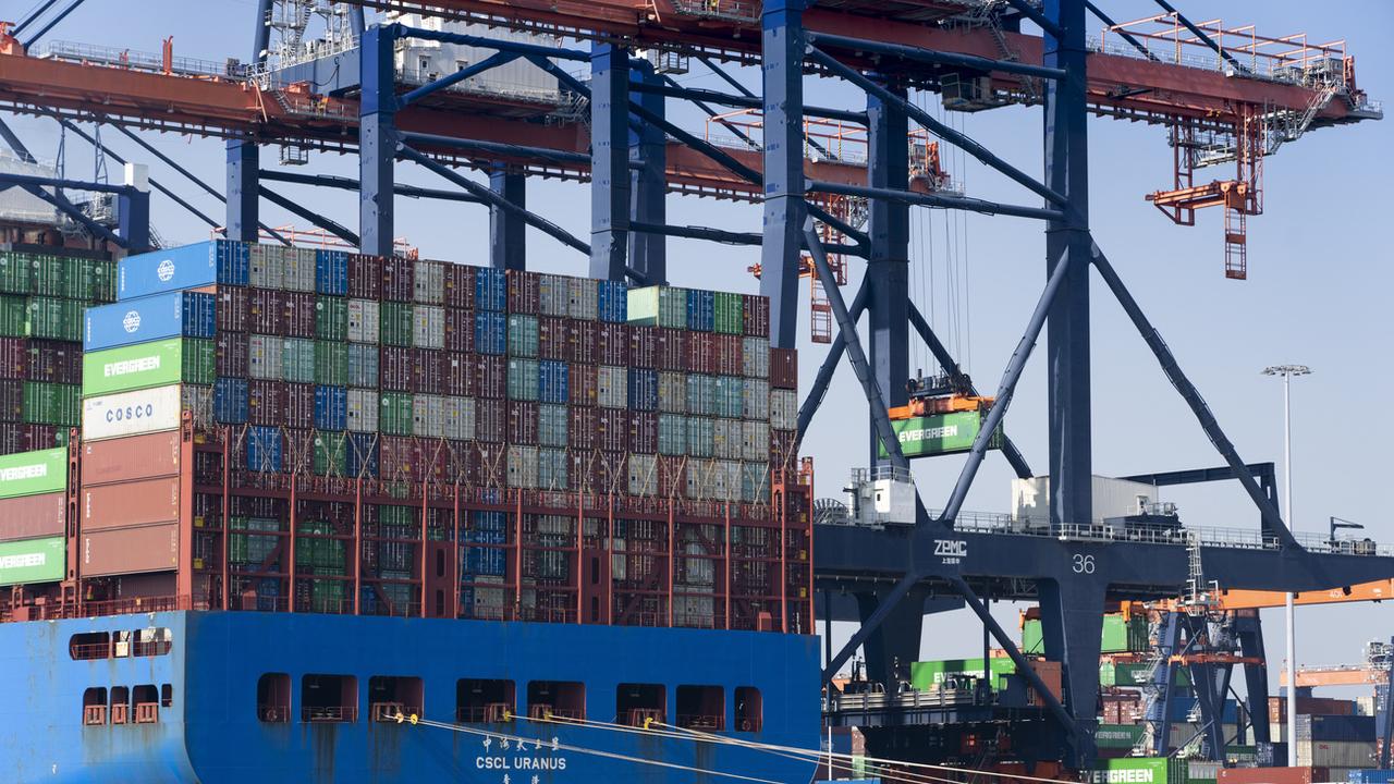 Des conteneurs sont transportés dans le port de Rotterdam, aux Pays-Bas, mercredi 23 mars 2022. [AP Photo/KEYSTONE - Peter Dejong]