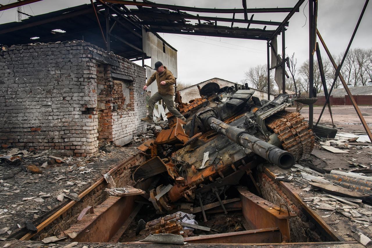 Depuis le début de l'offensive en Ukraine, la Russie aurait perdu au moins 600 tanks. Ici, un T-72 détruit dans le village de Yahidne, au sud de Tchernihiv. [reuters - Vladyslav Musiienko]