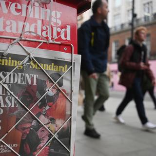 Une manchette d'un journal évoquant la guerre en Ukraine dans une rue de Londres. [Keystone - EPA/Neil Hall]
