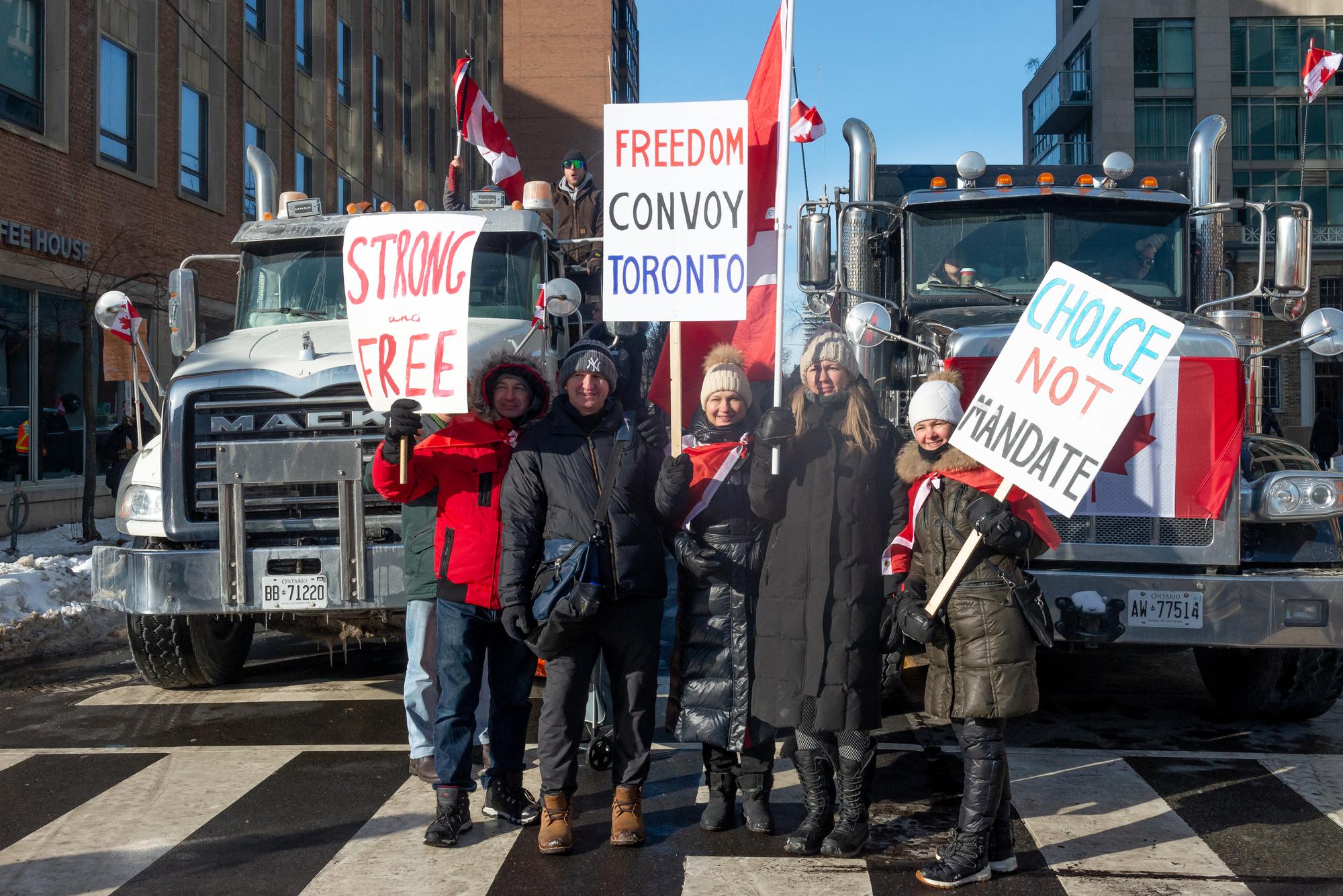 Des manifestants sont rassemblés dans le centre-ville de Toronto, au Canada, pour protester contre les restrictions sanitaires, le 5 février 2022. [AFP - Anatoliy Cherkasov / NurPhoto]