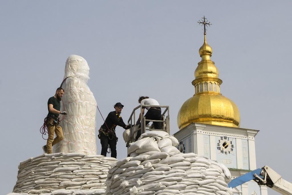 Des bénévoles protègent les monuments du centre-ville de Kiev, aux abords de la Cathédrale Sainte-Sophie. [AFP - Maxym Marusenko]