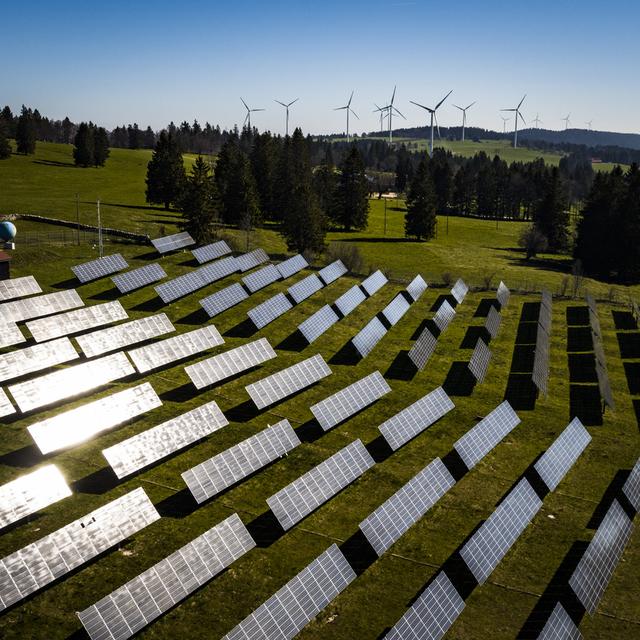 Des éoliennes de la centrale JUVENT et des panneaux solaires de la station solaire du Mont-Soleil à Saint-Imier, le 10 mai 2017. [KEYSTONE - Valentin Flauraud]