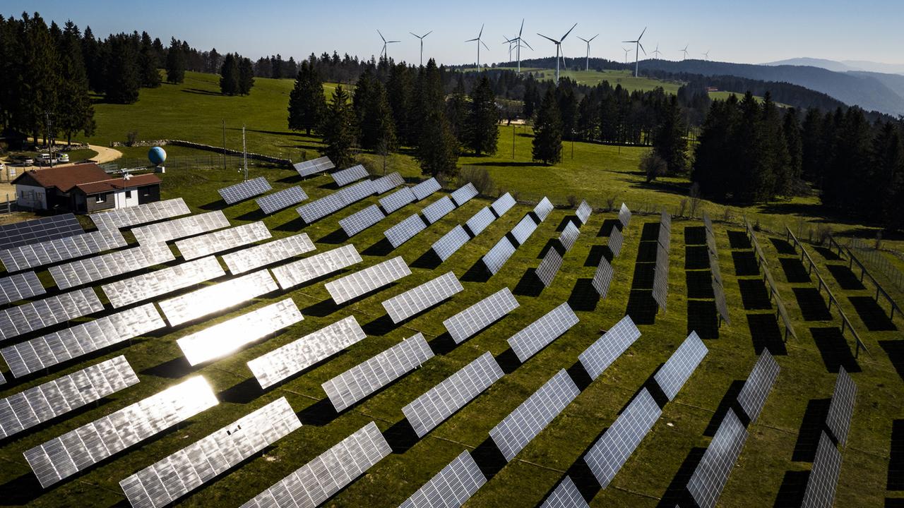 Des éoliennes de la centrale JUVENT et des panneaux solaires de la station solaire du Mont-Soleil à Saint-Imier, le 10 mai 2017. [KEYSTONE - Valentin Flauraud]