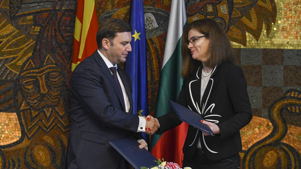La ministre bulgare des Affaires étrangères Teodora Genchovska signe un protocole bilatéral avec son homologue de Macédoine du Nord Bujar Osmani à Sofia le 17 juillet 2022 [AFP]