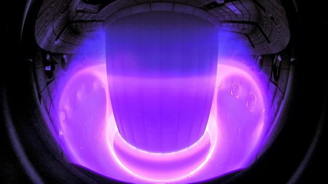 Plasma à l'intérieur du tokamak TCV. 
Curdin Wüthrich/SPC
EPFL [EPFL - Curdin Wüthrich/SPC]