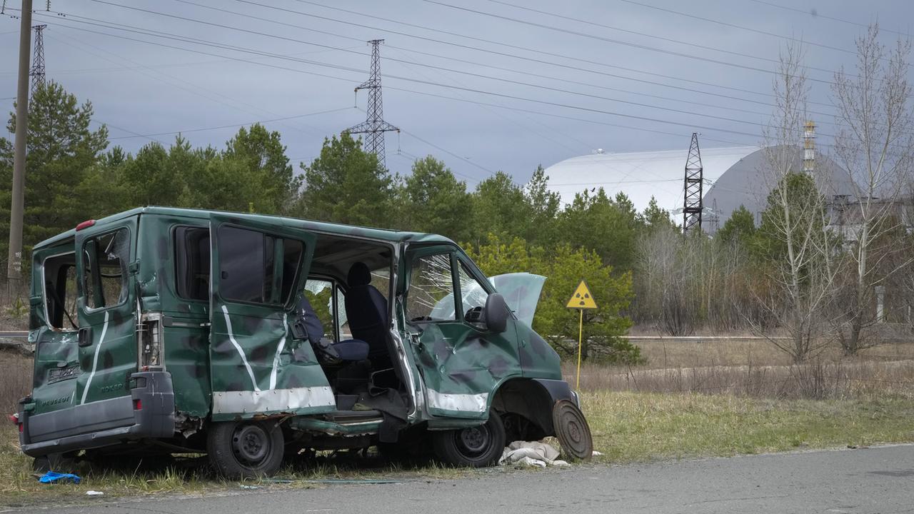 Un véhicule russe abandonné non loin de la centrale nucléaire de Tchernobyl en Ukraine. [Keystone/AP Photo - Efrem Lukatsky]