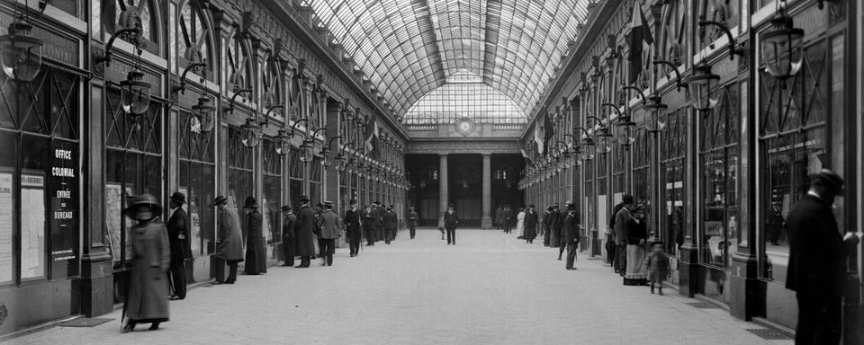 Paris (Ier ardt). La galerie d'Orléans des jardins du Palais-Royal. 1912. [© Harlingue / Roger-Viollet / Roger-Viollet via AFP]