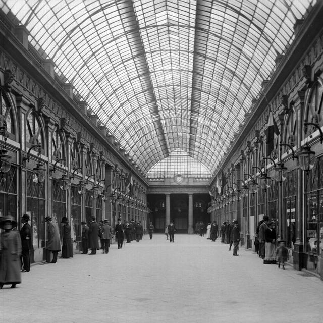 Paris (Ier ardt). La galerie d'Orléans des jardins du Palais-Royal. 1912. [© Harlingue / Roger-Viollet / Roger-Viollet via AFP]
