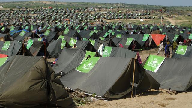 Un camp de déplacés au Pakistan, après les inondations meurtrières de l'été. [Keystone - AP Photo/Pervez Masih]