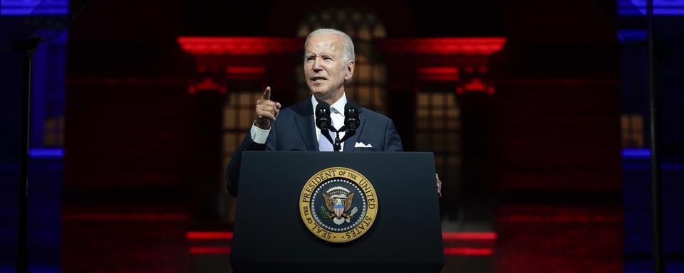 Le président américain Joe Biden s'exprime devant l'Independence Hall, jeudi 1er septembre 2022, à Philadelphie. [KEYSTONE - Evan Vucci / AP Photo]