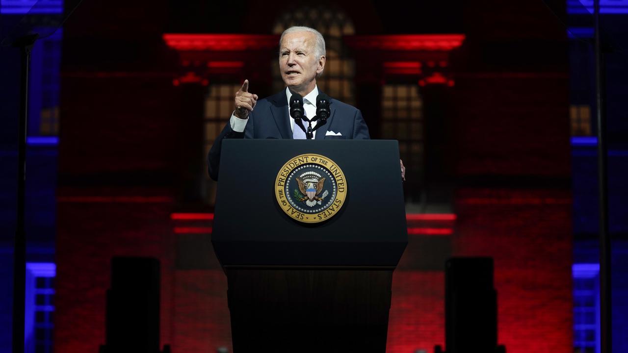 Le président américain Joe Biden s'exprime devant l'Independence Hall, jeudi 1er septembre 2022, à Philadelphie. [KEYSTONE - Evan Vucci / AP Photo]