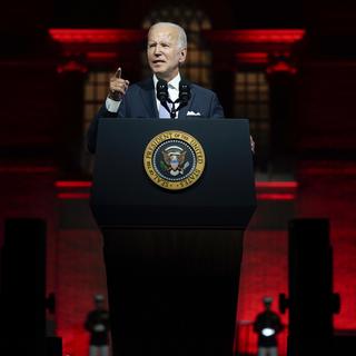 Le président américain Joe Biden s'exprime devant l'Independence Hall, jeudi 1er septembre 2022, à Philadelphie. [KEYSTONE - Evan Vucci / AP Photo]