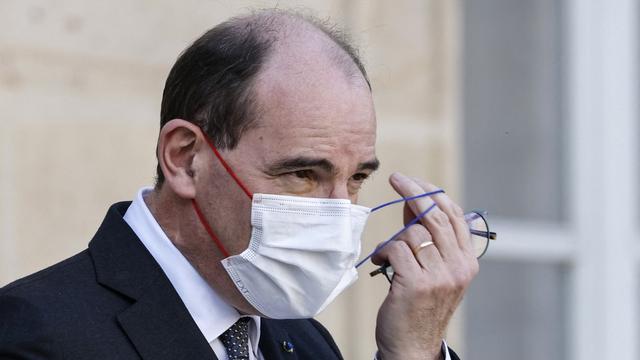 Le Premier ministre français Jean Castex retire son masque de protection après une réunion au Palais de l'Elysée à Paris le 23 février 2022. [AFP - Ludovic MARIN]