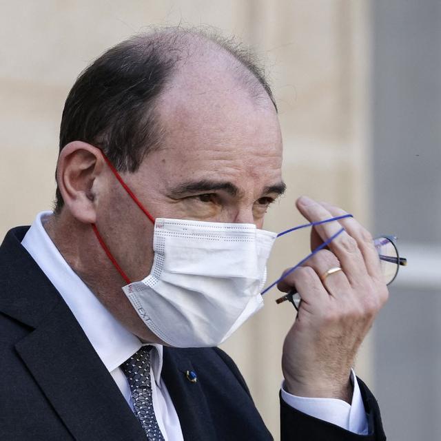 Le Premier ministre français Jean Castex retire son masque de protection après une réunion au Palais de l'Elysée à Paris le 23 février 2022. [AFP - Ludovic MARIN]