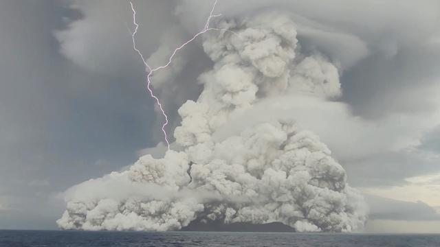 L'éruption volcanique du 15 janvier 2022 dans les îles Tonga a formé un panache de 30 km d'altitude qui a atteint la stratosphère. [Reuters - Tonga Geological Services]