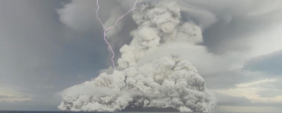 L'éruption volcanique du 15 janvier 2022 dans les îles Tonga a formé un panache de 30 km d'altitude qui a atteint la stratosphère. [Reuters - Tonga Geological Services]