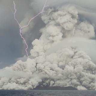 L'éruption volcanique du 15 janvier 2022 dans les îles Tonga a formé un panache de 30 km d'altitude qui a atteint la stratosphère. [Reuters - Tonga Geological Services]