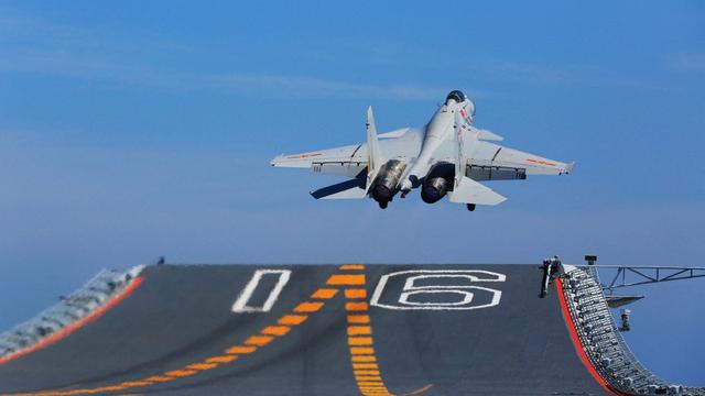 Une photo d'archive prise le 1er juillet 2017 montre un avion J-15 décollant du pont du porte-avions chinois Liaoning. [AFP - Zeng Tao / Xinhua]