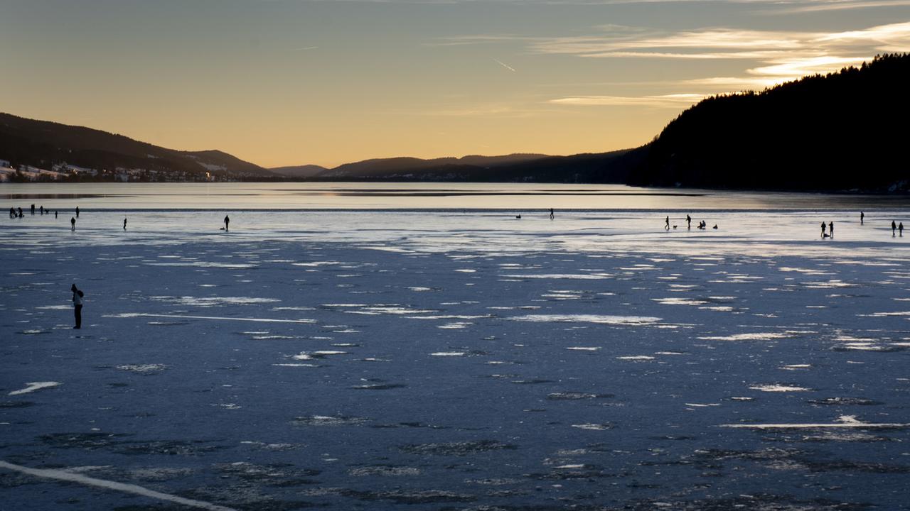 Un promeneur est tombé jeudi en fin d'après-midi dans le Lac de Joux (VD), en partie gelé seulement et où il est interdit de s'aventurer. Cet Anglais de 46 ans, domicilié dans la région lausannoise, a pu être secouru par deux policiers. [KEYSTONE - MARCEL GILLIERON]