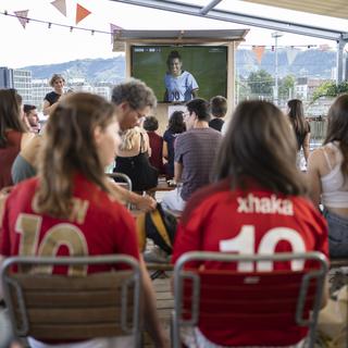 Des supporters suisses suivent le match de football de l'Euro 2022 féminin entre le Portugal et la Suisse au restaurant de projection publique Frau Gerolds Garten à Zurich, le samedi 9 juillet 2022. [KEYSTONE - Ennio Leanza]