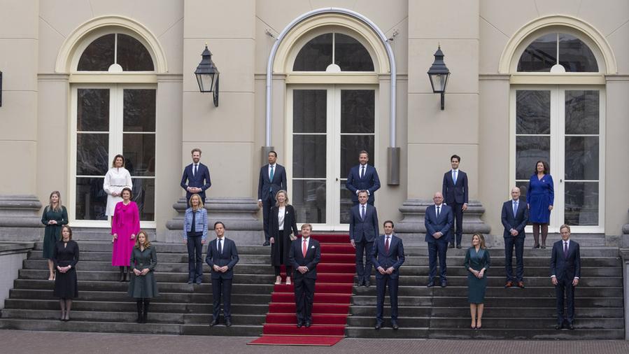 Le nouveau gouvernement hollandais présenté le 10 janvier 2022 à La Haye. Le roi Willem-Alexander est au premier rang, sur le tapis rouge et le Premier ministre Mark Rutte est à sa droite. [Keystone - AP Photo/Peter Dejong]
