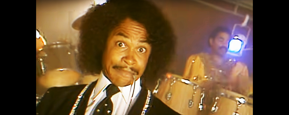 Le musicien Roger Troutman, maître de la Talk Box et membre du groupe Zapp, dans le clip "I can make you dance". [RHINO/YouTube]