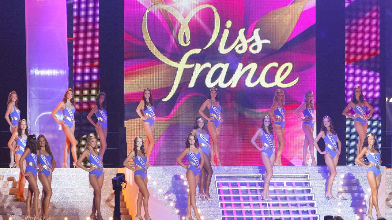 Des candidates défilent en maillot de bain lors de l'élection de Miss France 2011 [AP Photo]