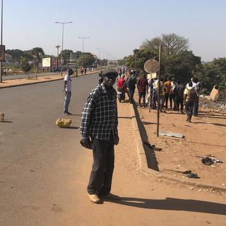Un périmètre de sécurité a été établi après avoir entendu des tirs près du palais gouvernemental de Guinnée-Bissau, interdisant le passage aux civils. [EPA/Keystone - Antonio Amaral]