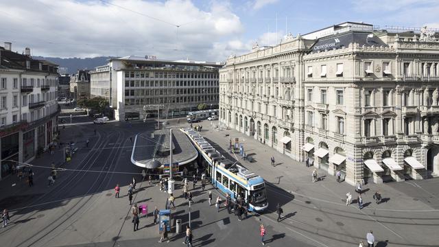 La Paradeplatz à Zurich avec les sièges d'UBS (au centre) et de Credit Suisse (à droite). [Keystone - Gaetan Bally]
