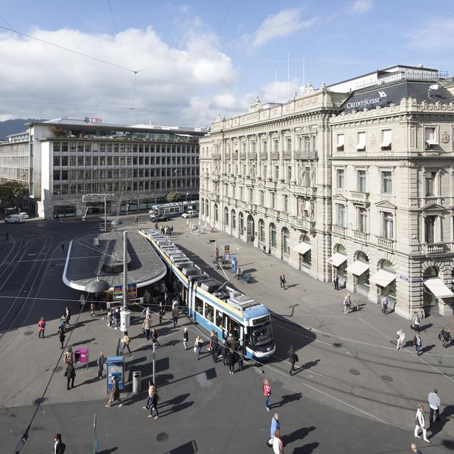 La Paradeplatz à Zurich avec les sièges d'UBS (au centre) et de Credit Suisse (à droite). [Keystone - Gaetan Bally]