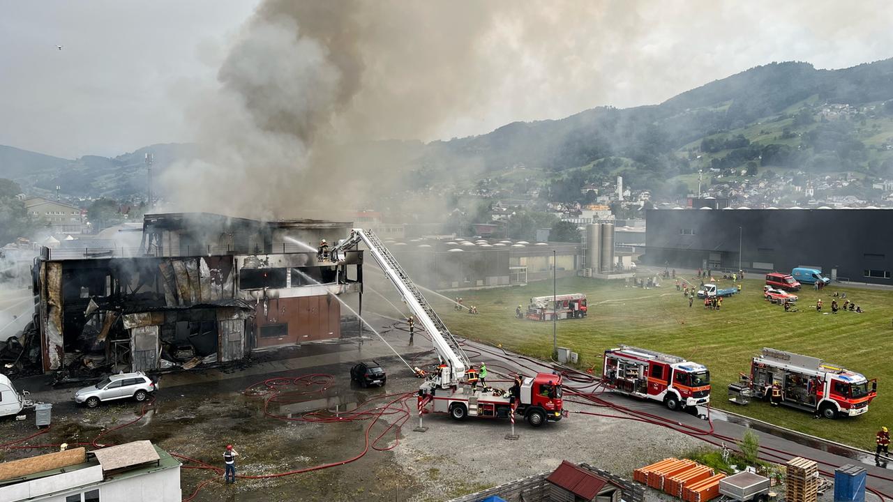 Un important incendie s'est déclaré dans un bâtiment industriel à Rebstein, dans le canton de Saint-Gall. Le feu s'est ensuite propagé à un deuxième bâtiment. [Kantonspolizei St.Gallen]