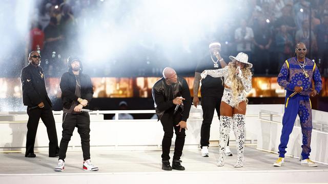 Kendrick Lamar, Eminem, Dr. Dre, 50 Cent, Mary J. Blige et Snoop Dogg en concert à la mi-temps du Super Bowl 2022. [Getty Images via AFP - Ronald Martinez]