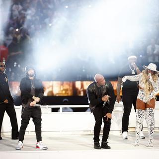 Kendrick Lamar, Eminem, Dr. Dre, 50 Cent, Mary J. Blige et Snoop Dogg en concert à la mi-temps du Super Bowl 2022. [Getty Images via AFP - Ronald Martinez]
