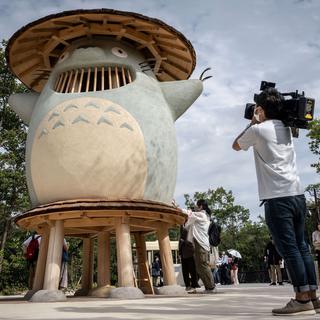 Un Totoro géant accueille les visiteurs à l'orée de la "forêt de Dondoko" dans le parc Ghibli, au Japon. [AFP - Yuichi YAMAZAKI]